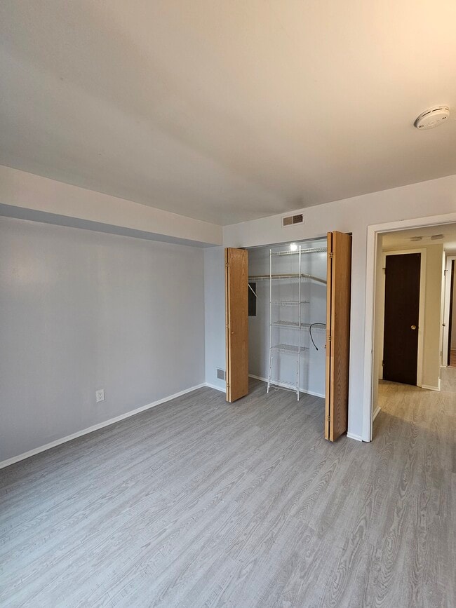 Building Photo - 800 Brook Dr