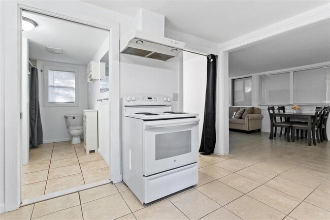 Building Photo - 904 Lakeview Rd