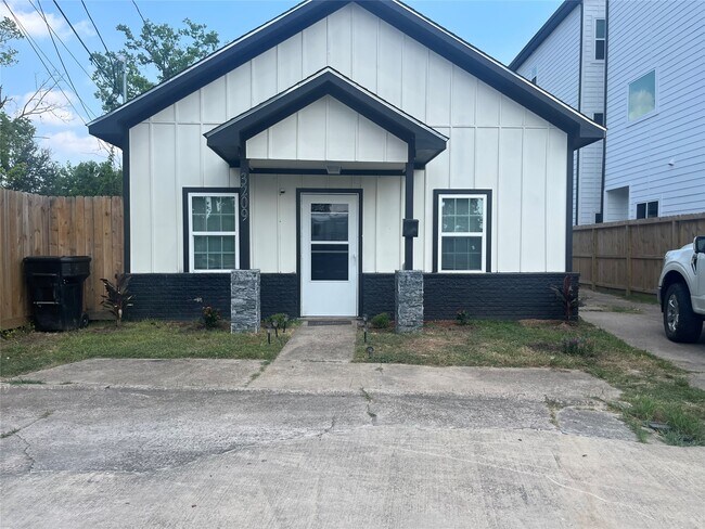 Building Photo - 3209 Ennis St