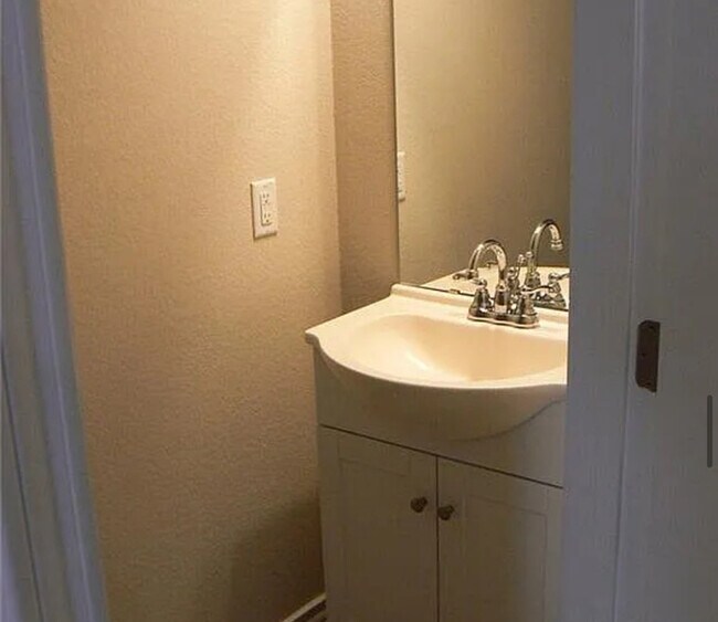 Building Photo - Modern 3 Bed and 2.5 Bath Home Near Downto...