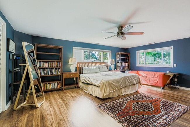 Building Photo - Bitter Lake Home