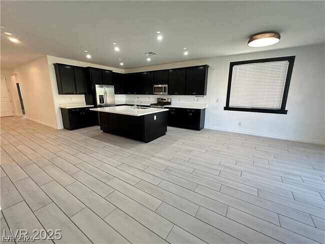 Building Photo - 9565 Camelback Crk Dr