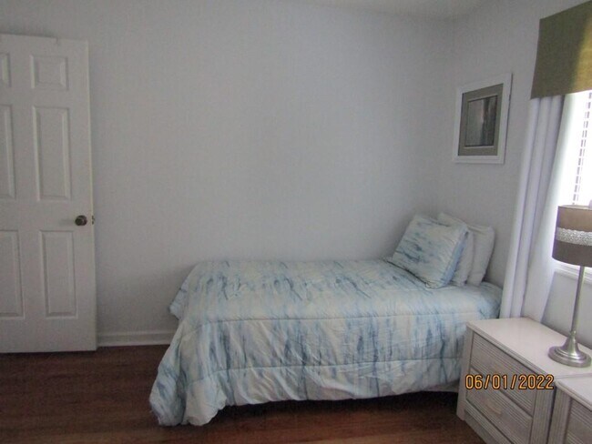 Building Photo - 4266 Pinehurst Cir