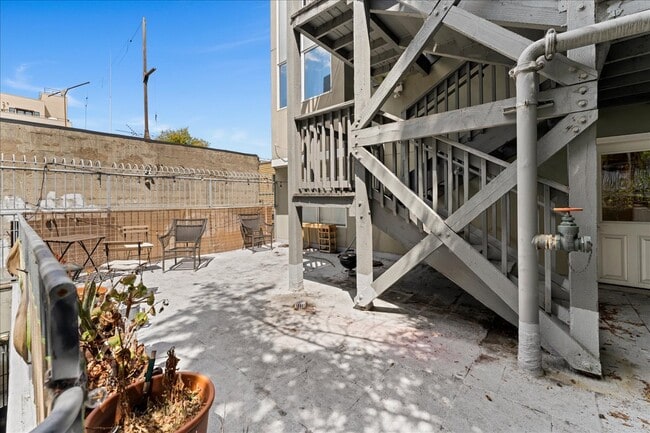 Building Photo - 108 Langton St