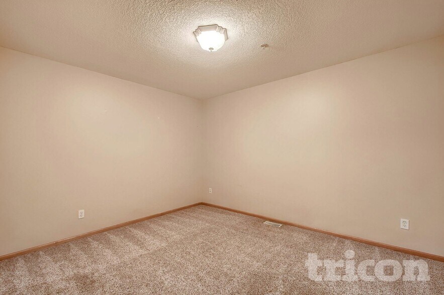 Building Photo - 7010 S Park Dr