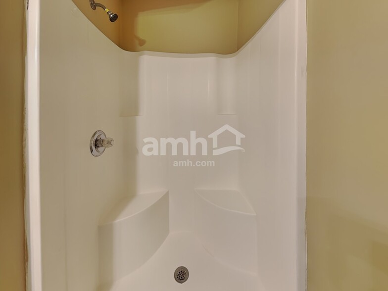 Building Photo - 372 Thompson St