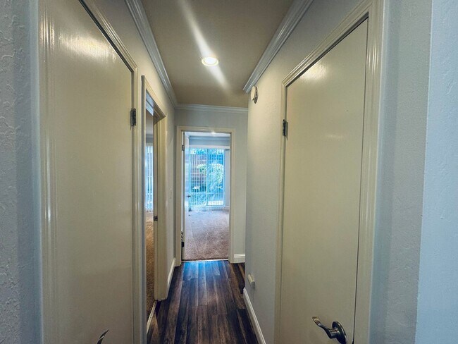 Building Photo - Gorgeous Lower End Unit with Inside Laundry Available Now!