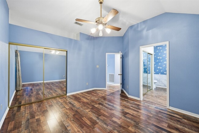 Building Photo - 955 Green Meadow St