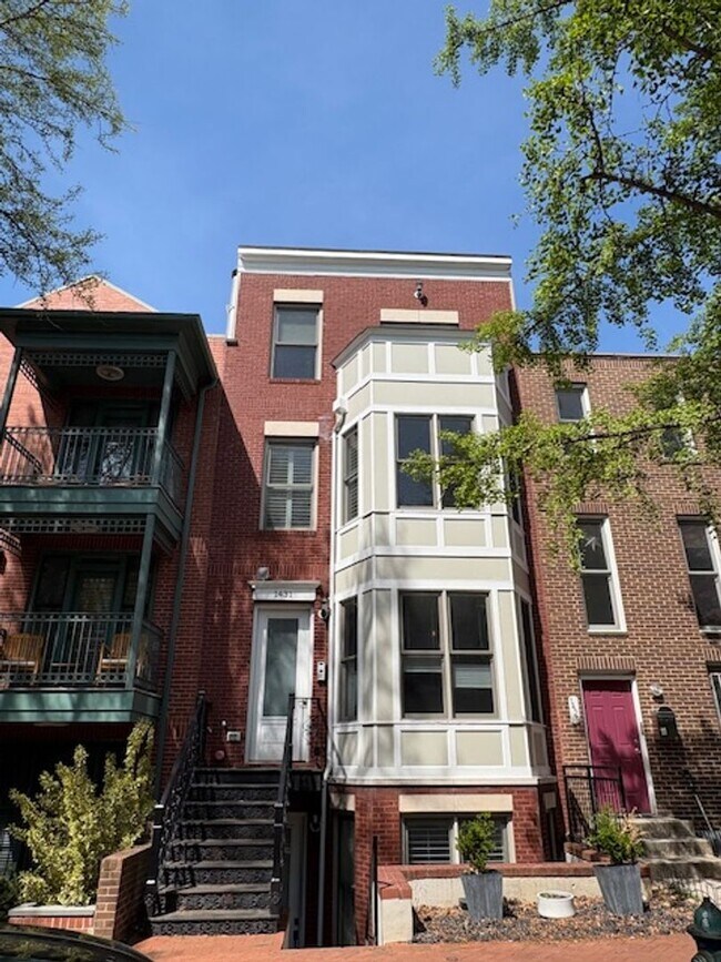 Building Photo - Beautifully Updated 2 BR 2 BA in the heart of Logan Circle
