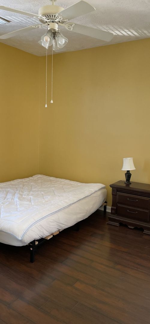 Building Photo - Special/REDUCED! First month free! Updated 2 bedroom/2 bath condo in River Oaks