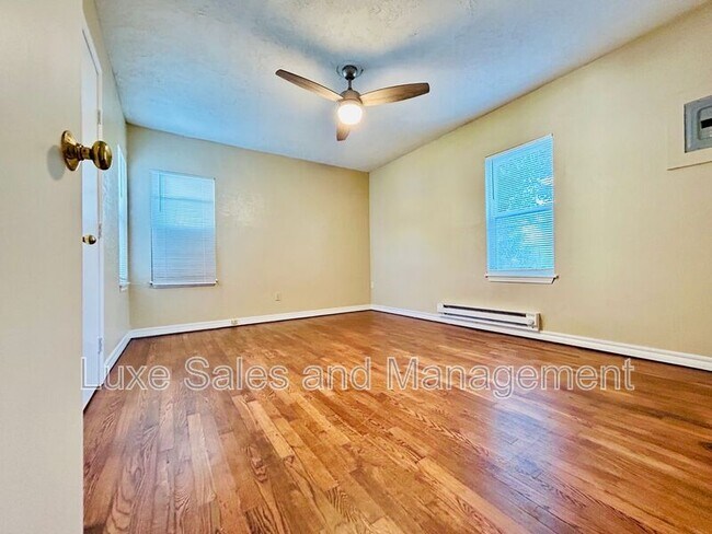 Building Photo - 421 E Showalter Dr