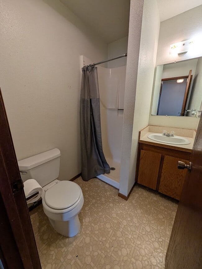 Building Photo - 2 Bedroom Pet-Friendly Orchards House with...