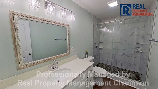 Building Photo - Furnished and Updated 4 BD/2.5 BA Home wit...