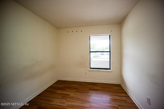 Building Photo - 1307 River Hills Cir E