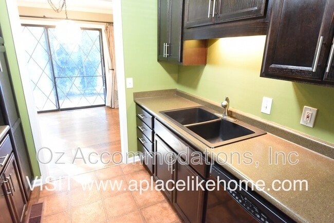Building Photo - 8870 Westbrooke Dr