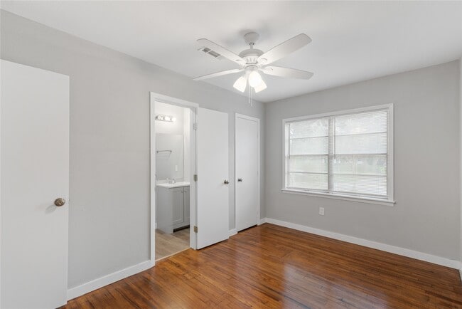 Building Photo - 615 Riveredge Dr