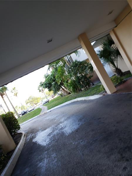 Building Photo - 4174 Inverrary Dr