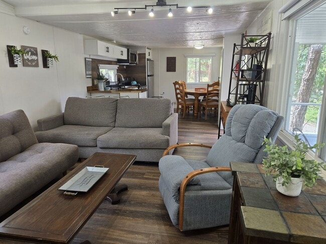 Building Photo - Great Two Bedroom Close To Midtown