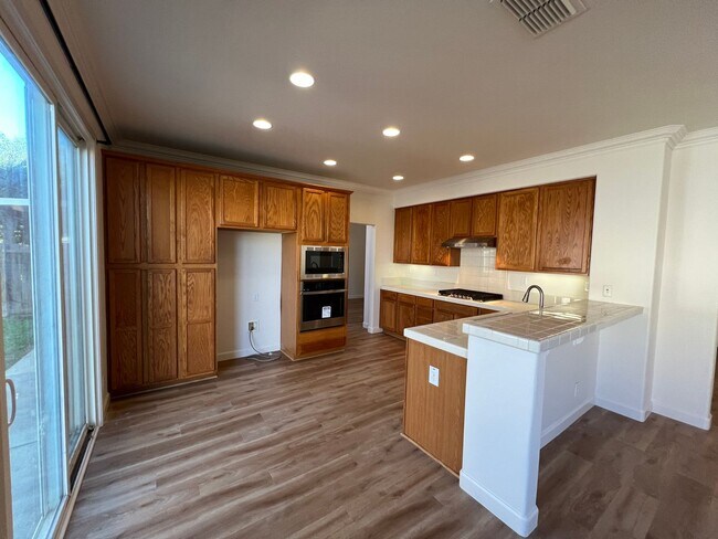 Building Photo - 5 bedroom home located in Sylvan School District!