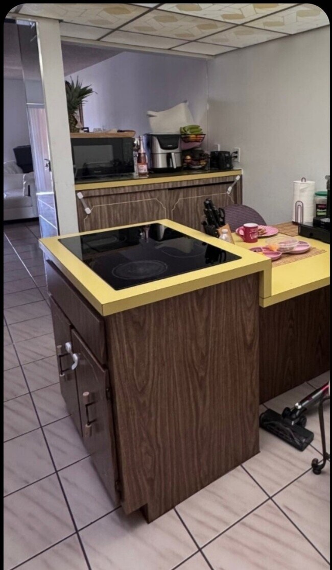 Building Photo - 1900 W 54th St