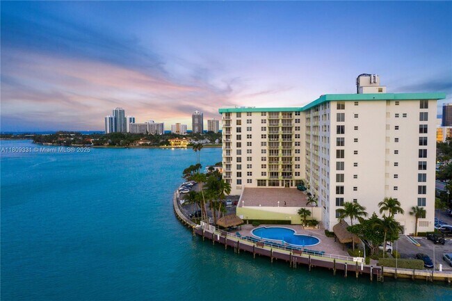 Building Photo - 10350 W Bay Harbor Dr