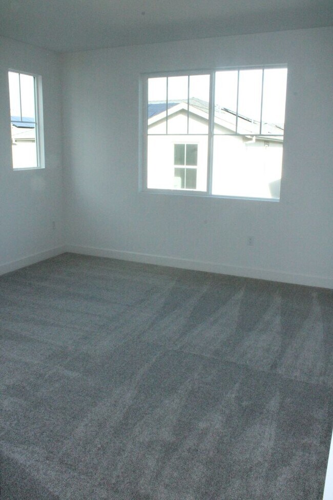 Building Photo - ***PENDING*** 4 Bedroom / 3 Bath House with Solar in San Marco Community-Close to Bart!