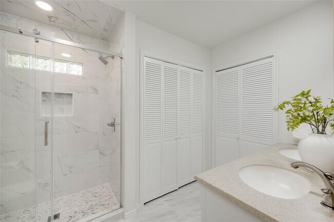 Building Photo - 12706 Heinemann Dr