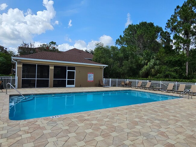 Building Photo - 2 Bedroom, 1.5 bath townhome in gated comm...