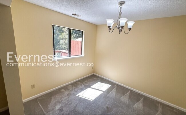 Building Photo - 914 Valley Run