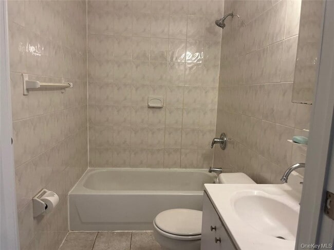 Building Photo - 2 Charles St