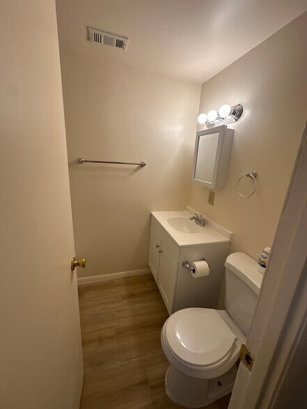 Building Photo - 7208 Donnell Pl