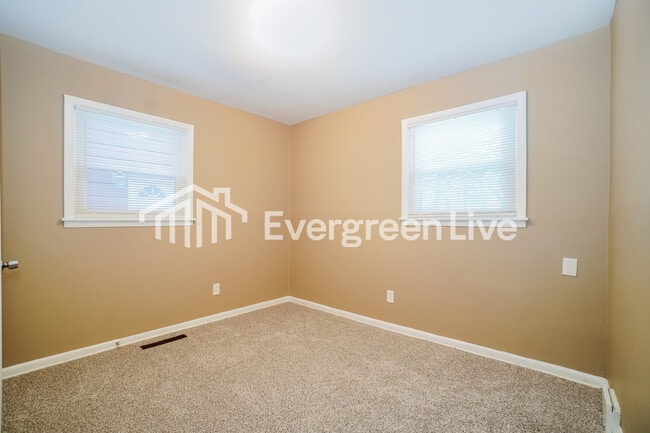 Building Photo - 4698 Dundee Ave