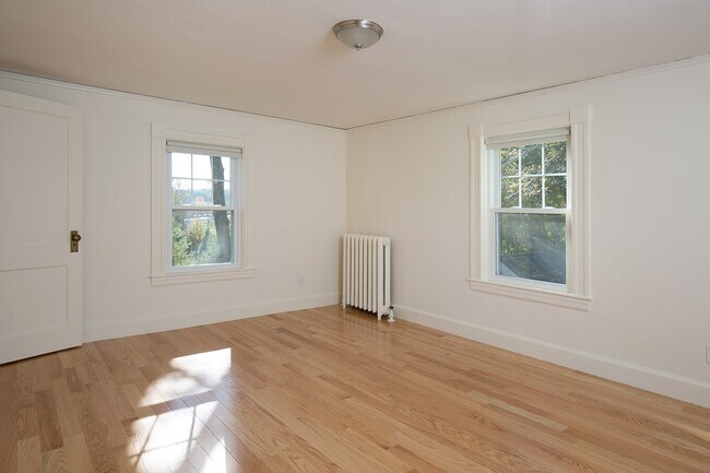 Building Photo - 352 Thoreau St