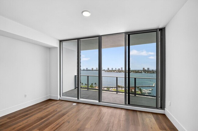 Building Photo - 220 Lake Shore Dr
