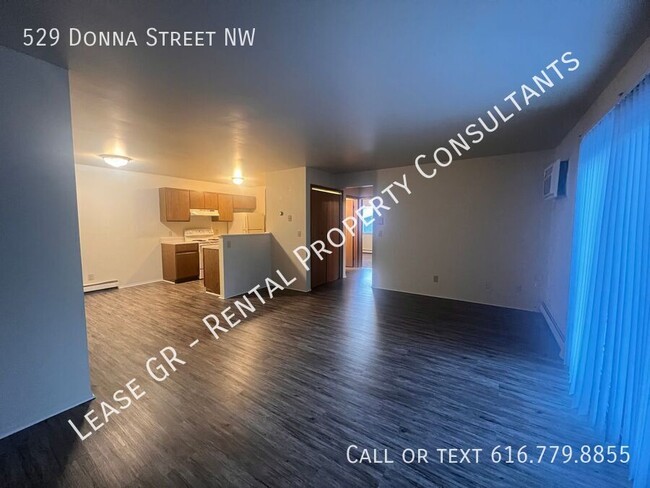 Building Photo - Spacious Two Bedroom Upper Apartment with ...