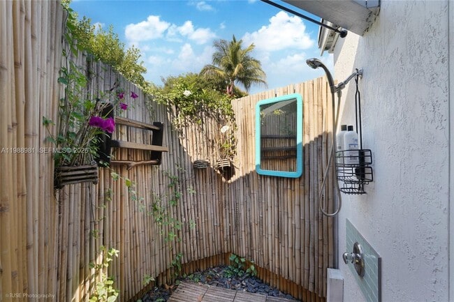 Building Photo - 212 SW 1st Ave