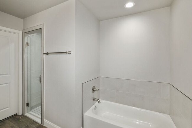 Building Photo - 7616 Woodford Ave