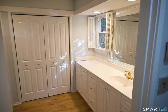 Building Photo - 922 Heritage Vlg