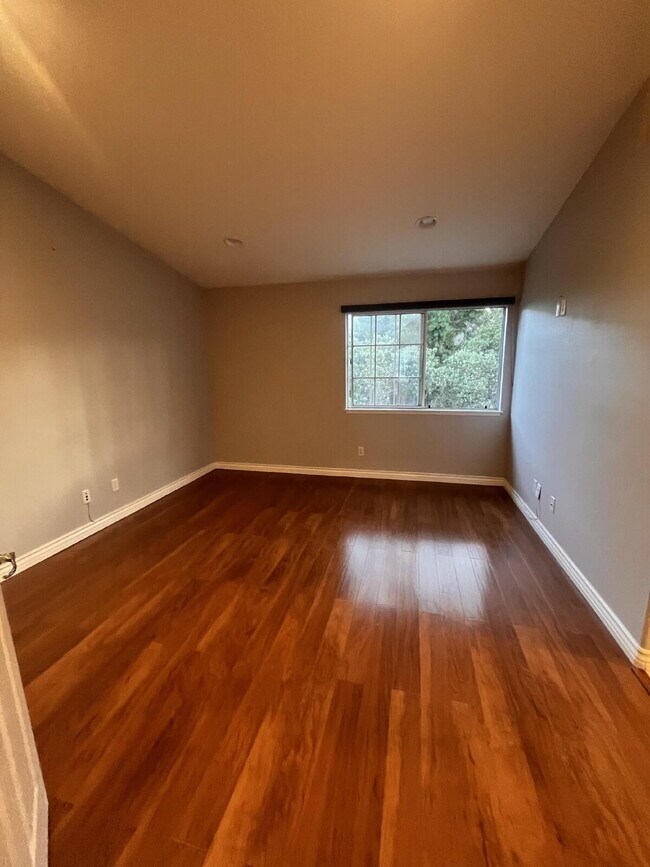 Building Photo - $3,800 - 2 Bed / 2.5 Bath Townhouse in the Crest Del Mar community