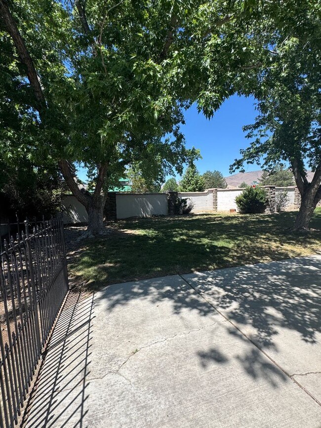 Building Photo - Beautiful Home Located in Gated Golf Course Community!!