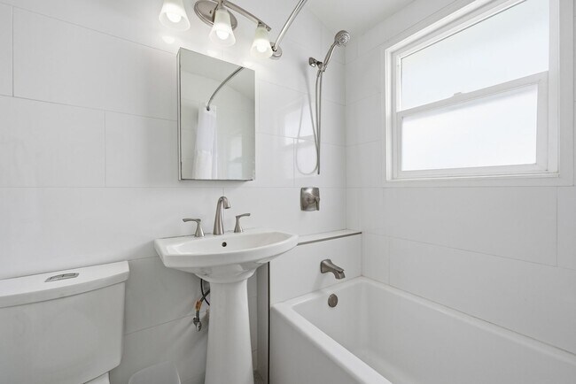 Building Photo - Newly Remodeled 3-Bedroom on Balboa Island – Steps from Shops and the Ferry