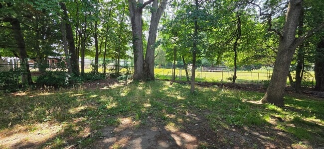 Building Photo - Spacious 3 Bedroom 1.5 Bath Townhome for RENT