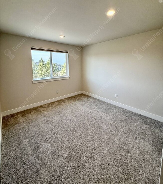 Building Photo - Fantastic 3 BR in Petrosa with mountain views and tons of amenities!