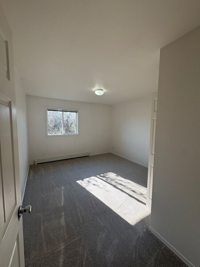 Building Photo - 411 Greenway Ave