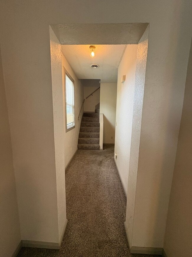 Building Photo - 933 S 4th St