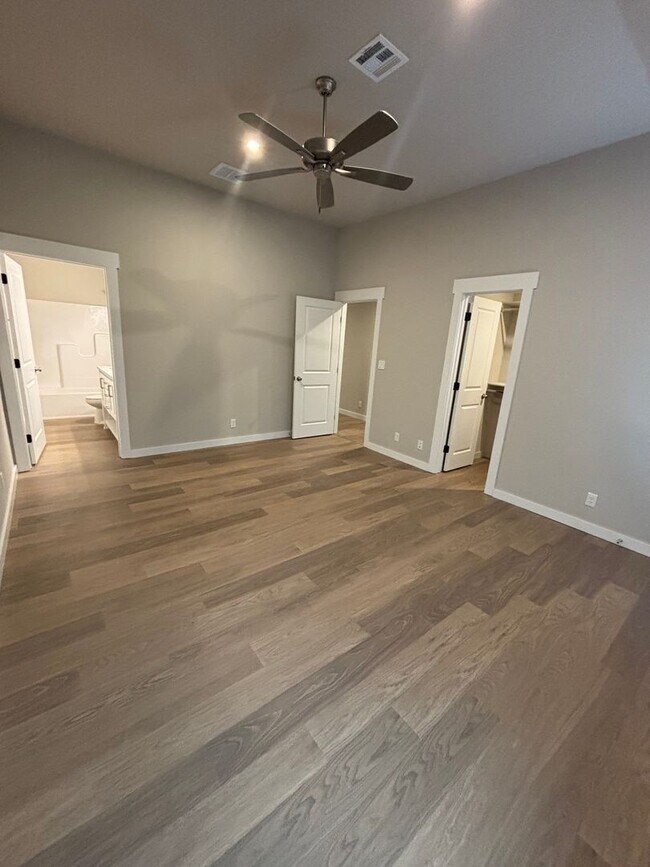 Building Photo - Beautiful New Duplex!