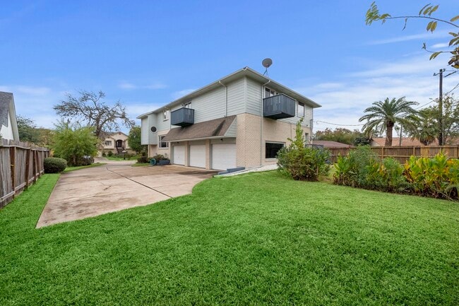 Building Photo - 2523 Baycrest Dr