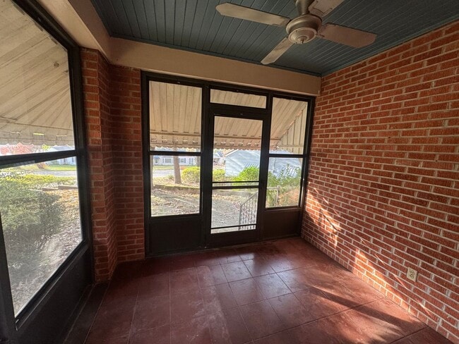 Building Photo - Adorable Home