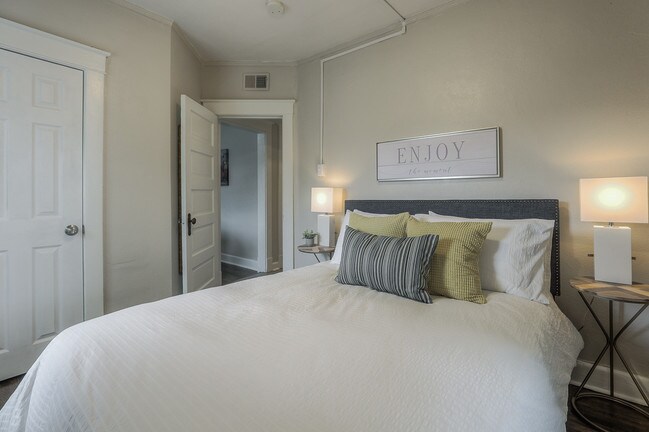 Building Photo - 2710 Holmes St