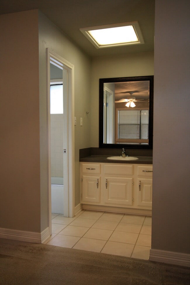 Building Photo - Great 3/2 CS Home in Raintree